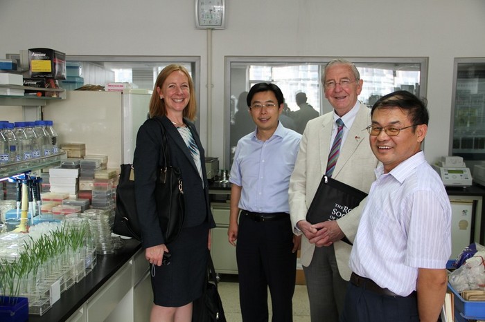 Sir John Arbuthnott of Royal Society of Edinburgh Visited IGDB